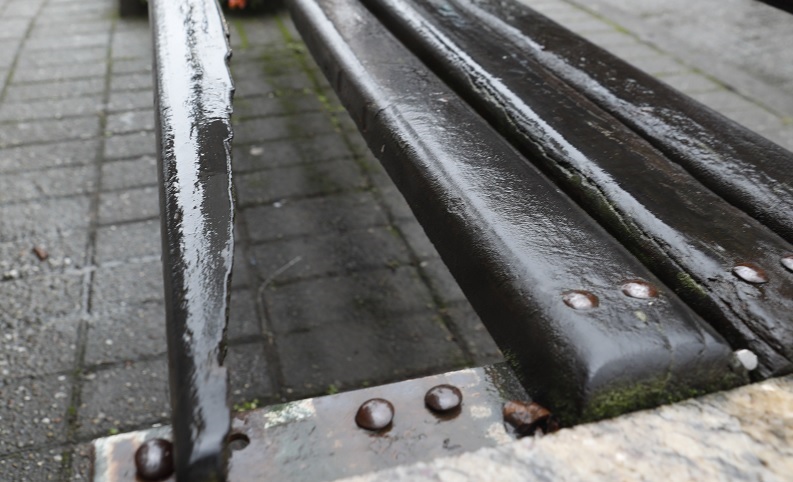 Desgastado pela ação do tempo, mobiliário da Rua XV, incluindo bancos, deve ser trocado em breve Desgastado pela ação do tempo, mobiliário da Rua XV, incluindo bancos, deve ser trocado em breve