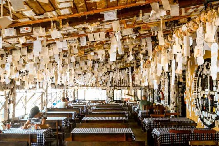 Os bilhetes no restaurante Arantes. Os bilhetes no restaurante Arantes.