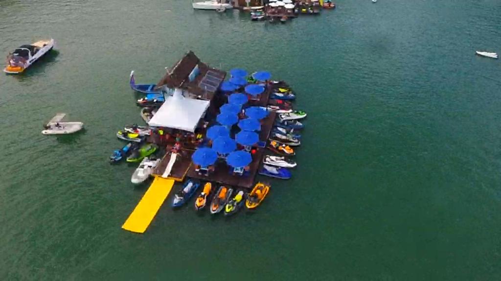 Bares flutuantes no Caixa d'Aço, em Porto Belo Bares flutuantes no Caixa d'Aço, em Porto Belo
