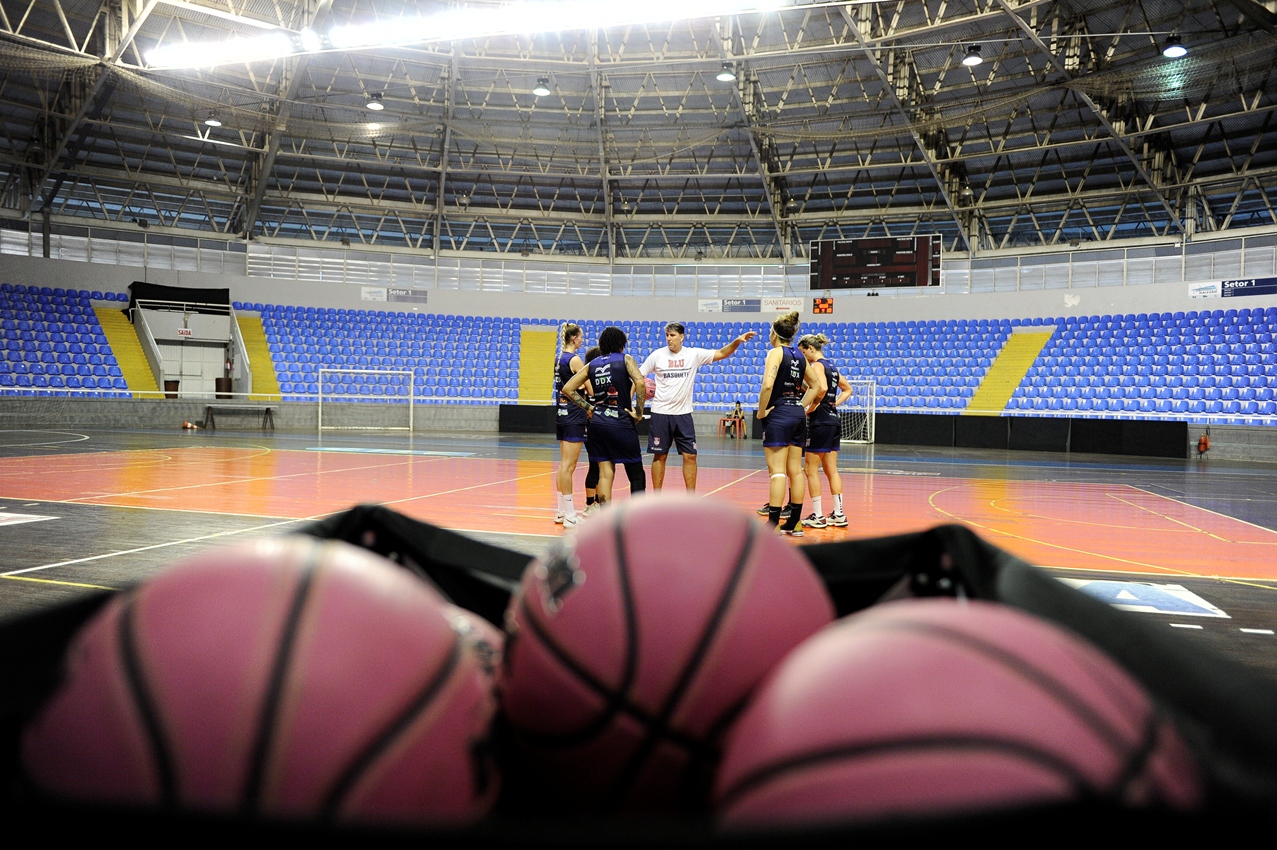 Ao todo, oito times vão disputar a competição nacional basquete-feminino-blumenau-1
