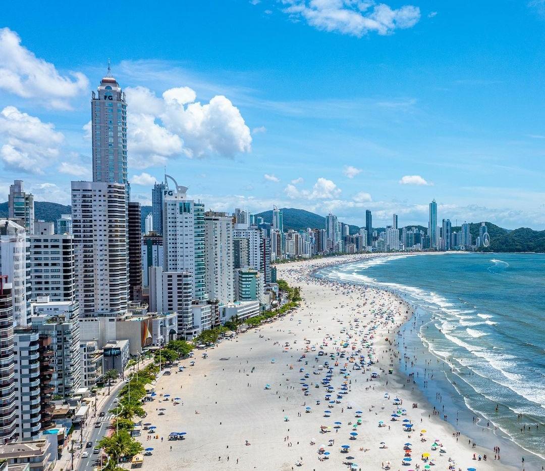 Praia Central de Balneário Camboriú, que foi alargada neste ano, registrou movimentação nesta segunda-feira