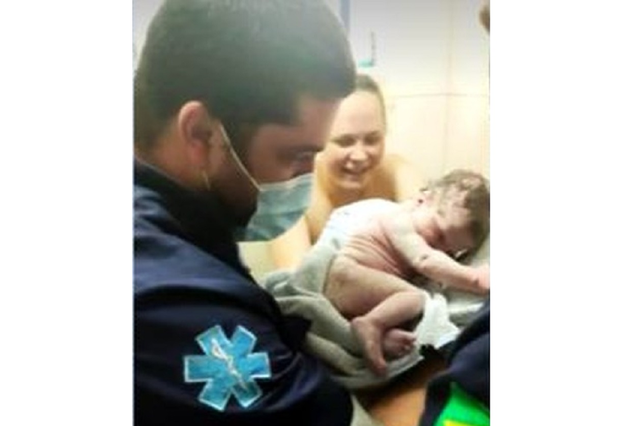Pai chegou após o nascimento da bebê Pai chegou após o nascimento da bebê