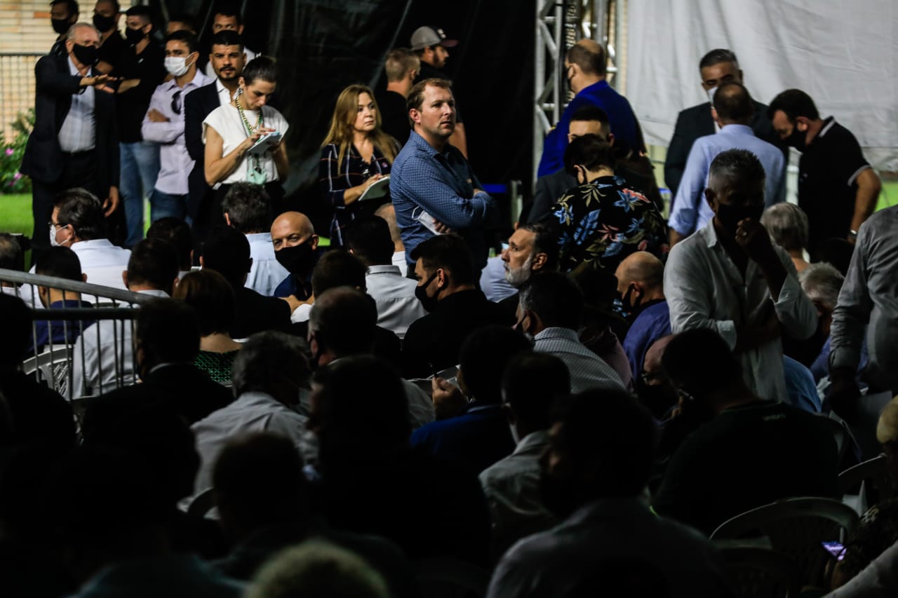 Público e imprensa aguardam chegada de Bolsonaro em evento na Academia Nacional da Polícia Rodoviária Federal (PRF), em Florianópolis Evento com Bolsonaro em SC