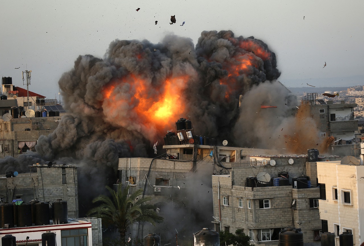 Explosão destrói prédio em Gaza em meio a bombardeio no domingo (16) bombardeio em Gaza
