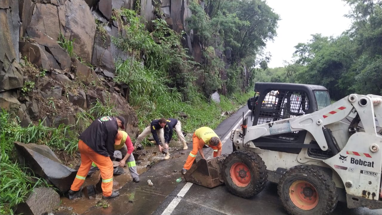 BR-282 também foi afetada com as chuvas BR-282 também foi afetada com as chuvas