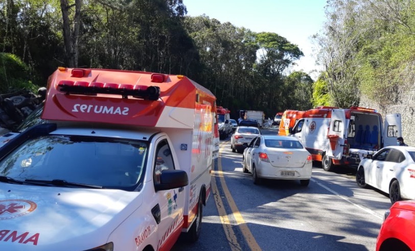 Cinco pessoas ficaram feridas após o acidente na BR-282 Cinco pessoas ficaram feridas após o acidente na BR-282