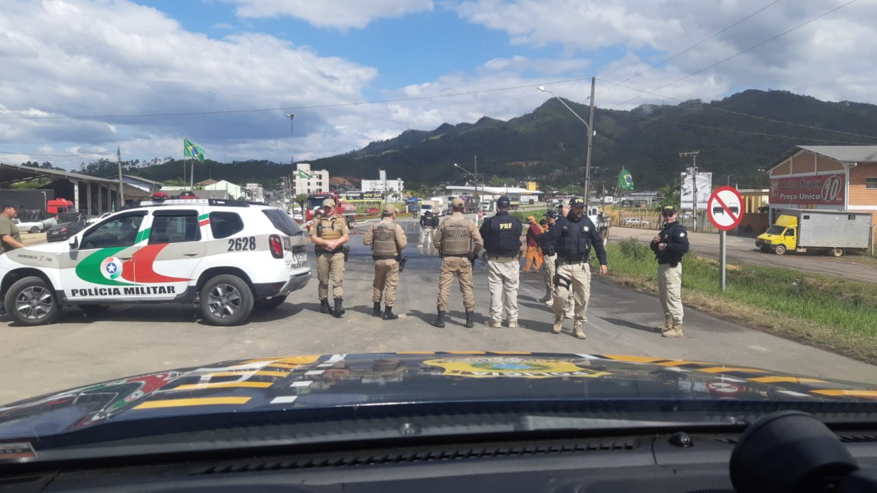 Agentes precisaram limpar a pista antes do desbloqueio Agentes precisaram limpar a pista antes do desbloqueio