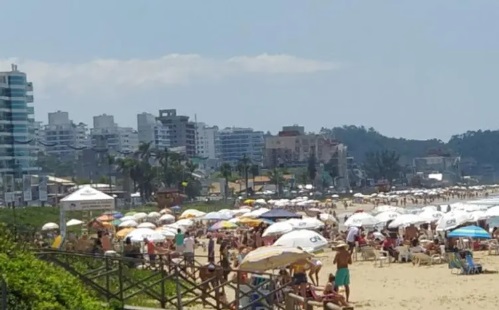 Faixa de areia da Praia Brava durante o verão Faixa de areia da Praia Brava durante o verão