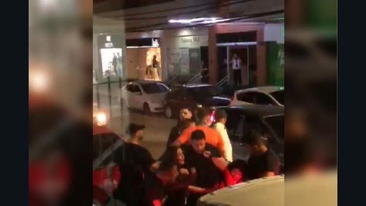 Segundo a polícia, a briga começou dentro de um bar Segundo a polícia, a briga começou dentro de um bar