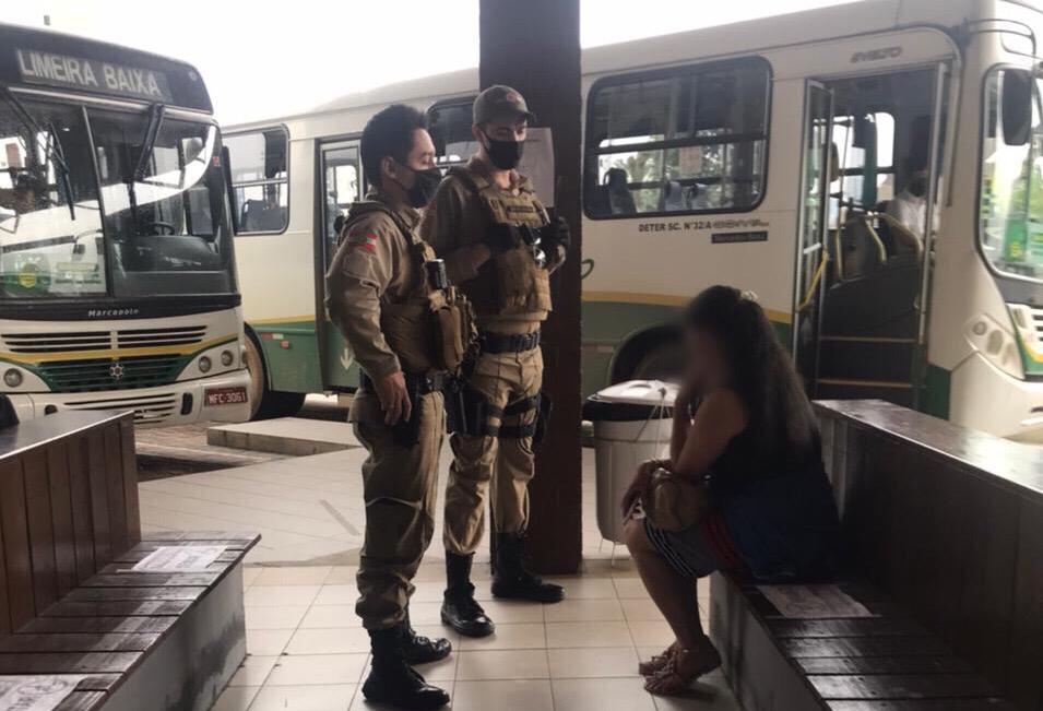 Polícia diz ter sido desacatada pela mulher durante a abordagem Polícia diz ter sido desacatada pela mulher durante a abordagem