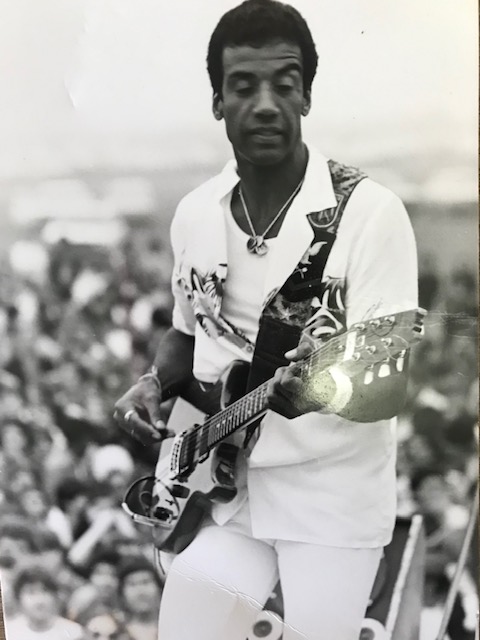 João Eduardo Amaral Moritz era o presidente do Clube 12 de Agosto e me chamou para fazer uma festa na sede de Jurerê. Escolhi um sábado e trouxe Jorge Bem Jor (na época ainda Jorge Ben) e a Banda do Zé Pretinho, que fizeram um show trepidante no fim da tarde ao ar livre, no campo de futebol suíço, para 10 mil pessoas e sob um fog londrino que deixou todo mundo ainda mais enlouquecido, inclusive o cantor. Festa continuou com DJ no bar e restaurante. Dia histórico.