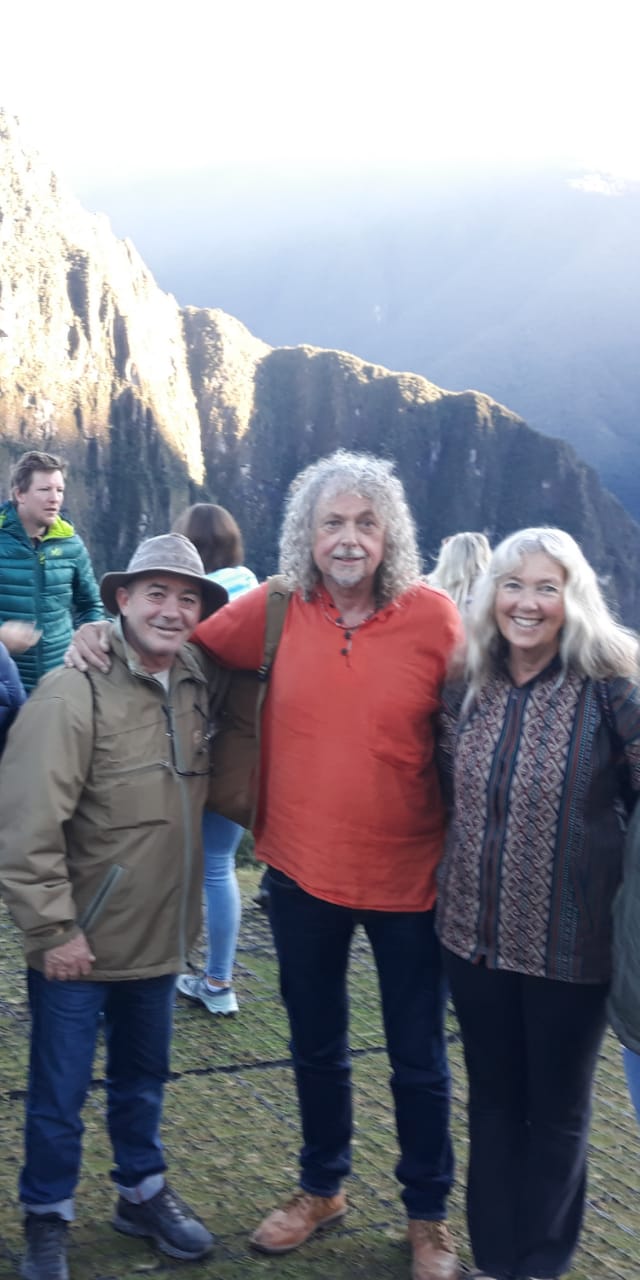 Zeno Brito, uma lenda do surfe da Ilha nos anos 70/80 teve o prazer de encontrar em Machu Picchu, no Peru, o extraordinário Robert Plant, a voz imortal do Led Zepelin e a esposa se reenergizando nessa que é uma das sete maravilhas do mundo moderno.
