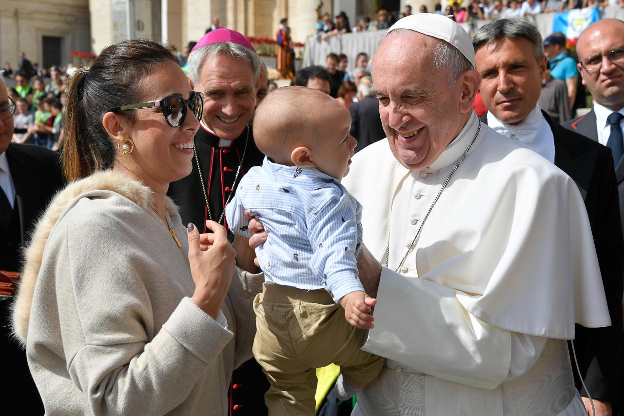 O pequeno Pietro nos braços do Papa. Afilhado do Rafael Faraco, com a mãe, Francine Faraco, na quinta-feira, teve o prazer de conhecer e ser abençoado pelo Papa Francisco na Basílica di San Pietro, da qual herdou o nome.