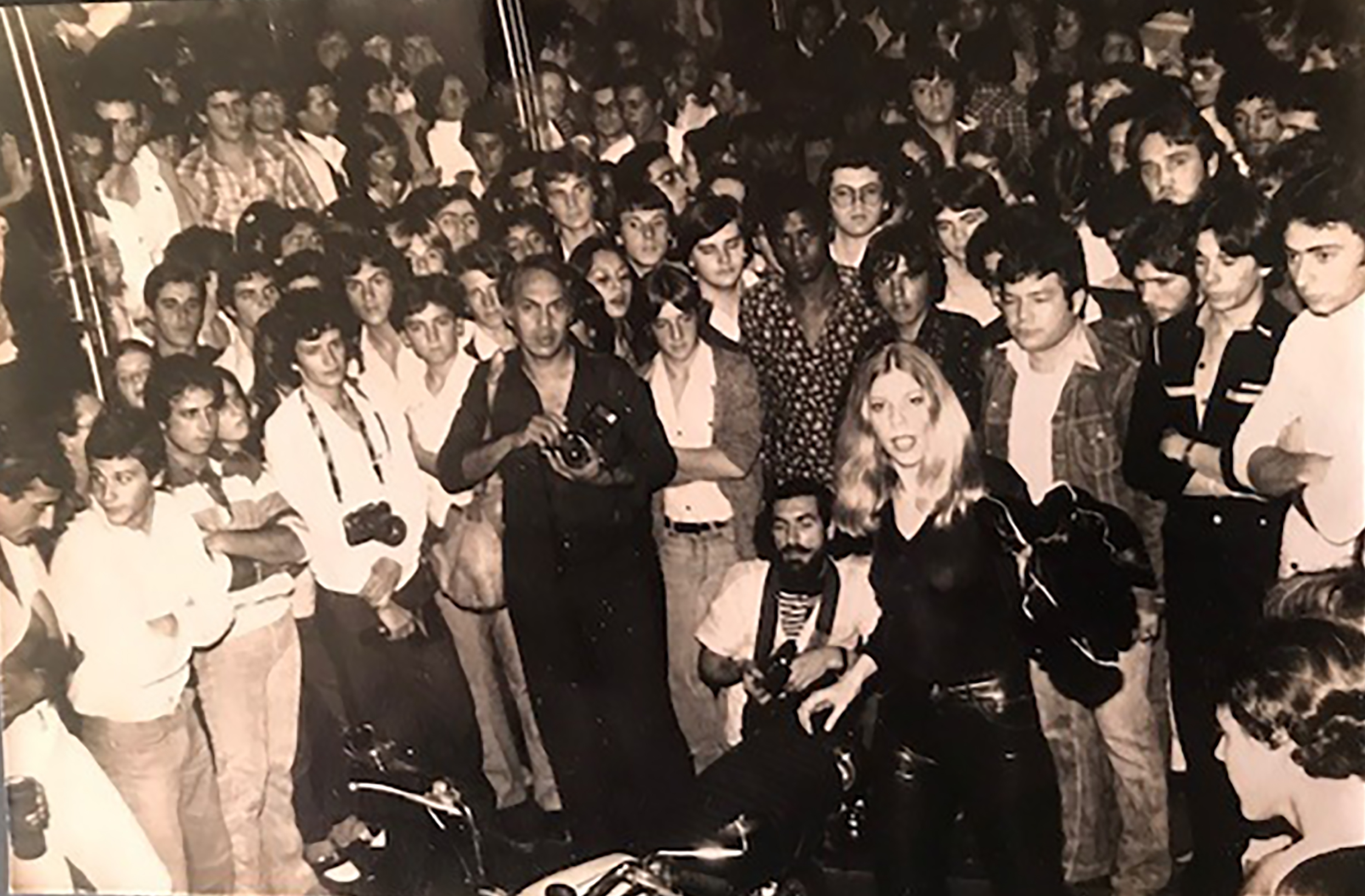 A lenda, infelizmente já morto, Paulo Dutra, de preto, ao centro, e Lourival Bento, ao lado, dois dos melhores fotógrafos da cidade cobrindo a Noite da Ousadia, que Cacau promoveu na Le 88, com Claudia Pop, uma das convidadas para o desfile, também de preto e que nos deixou recentemente. Festa foi sold out.