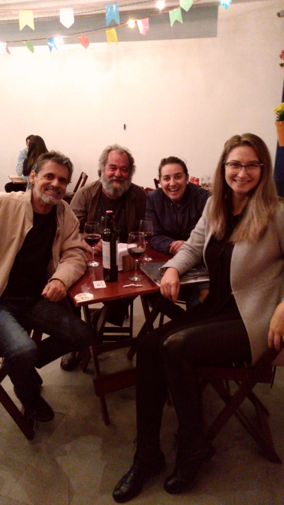 Sérgio Rocha, escultor Plínio Verani, Flávia e Bruna, proprietárias do Maria Coxinha, jogando conversa fora.