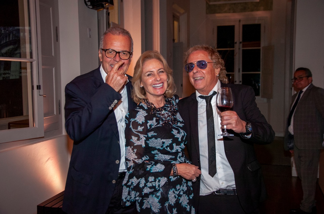 Mirinha e o marido Valério Gomes, quinta-feira, na festa do mês na cidade, na Casa do Governador Hercílio Luz. Amigos de muitos anos, reencontrá-los é sempre um prazer e motivo para boas risadas.
