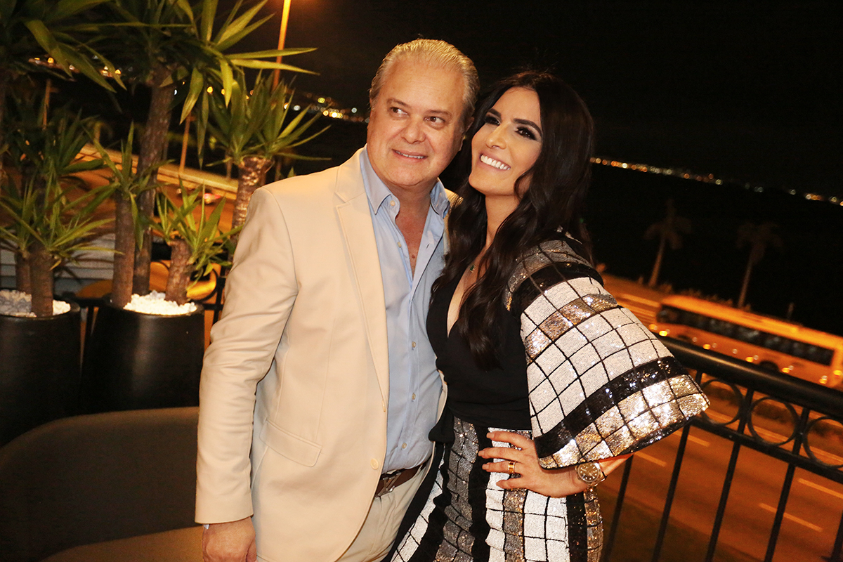 Rose Campos, na foto com o marido Egídio Martorano, lançou ontem o novo projeto de seu Living Home Office na presença de parceiros, amigos e clientes. Além disso, lançou também o projeto Rose Campos Mídia, onde a partir de hoje, se torna uma real influencer digital no mercado de luxo com pautas sobre arquitetura, design, moda, viagens, gastronomia e Lifestyle. O novo projeto de Rose Campos une suas experiências de luxo com arquitetura através das redes sociais