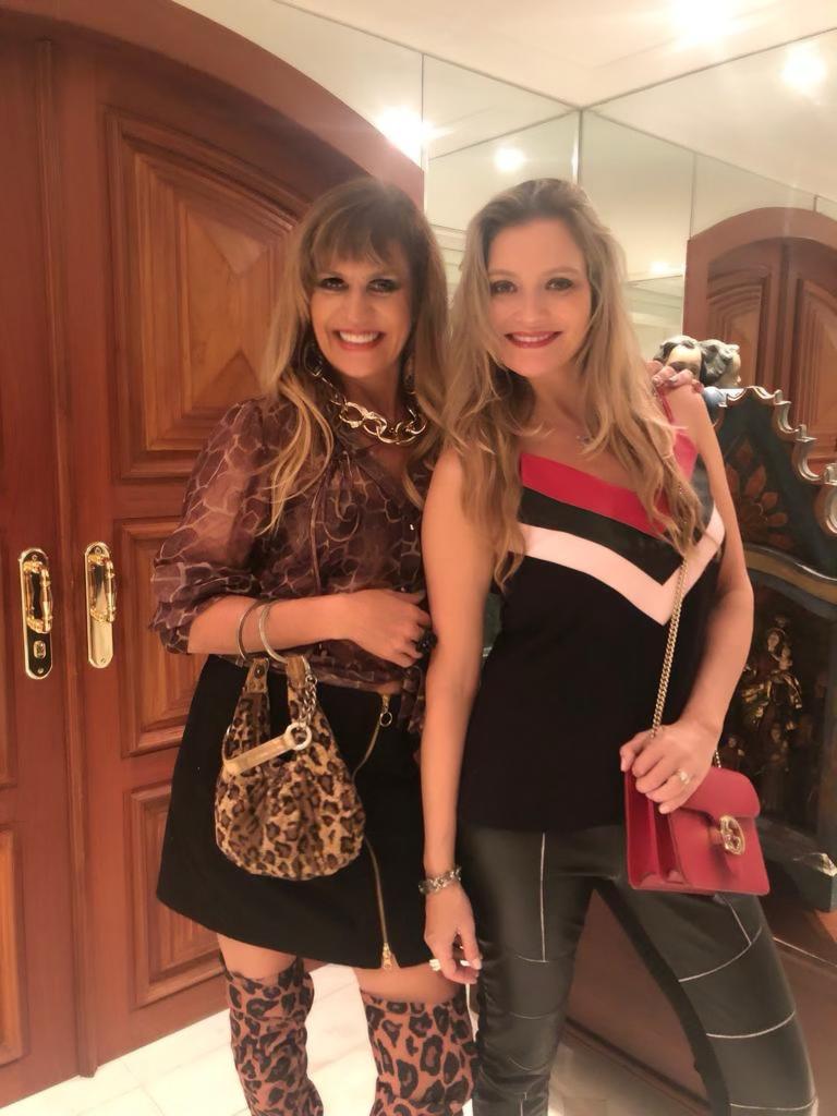 Sabrina Sbruzi e Cristina Di Vicenzi, na quinta-feira do lançamento da revista De Bordo, no Ostradamus de Coqueiros.