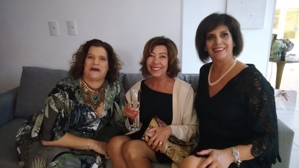 Cacá Orle com as Angelas, a Filomeno, que comemorou seus 60 anos na Guarda do Embaú, no centro, e a Orle, irmã da Cacá, que trouxe do Rio a filha Rafaela e a neta.