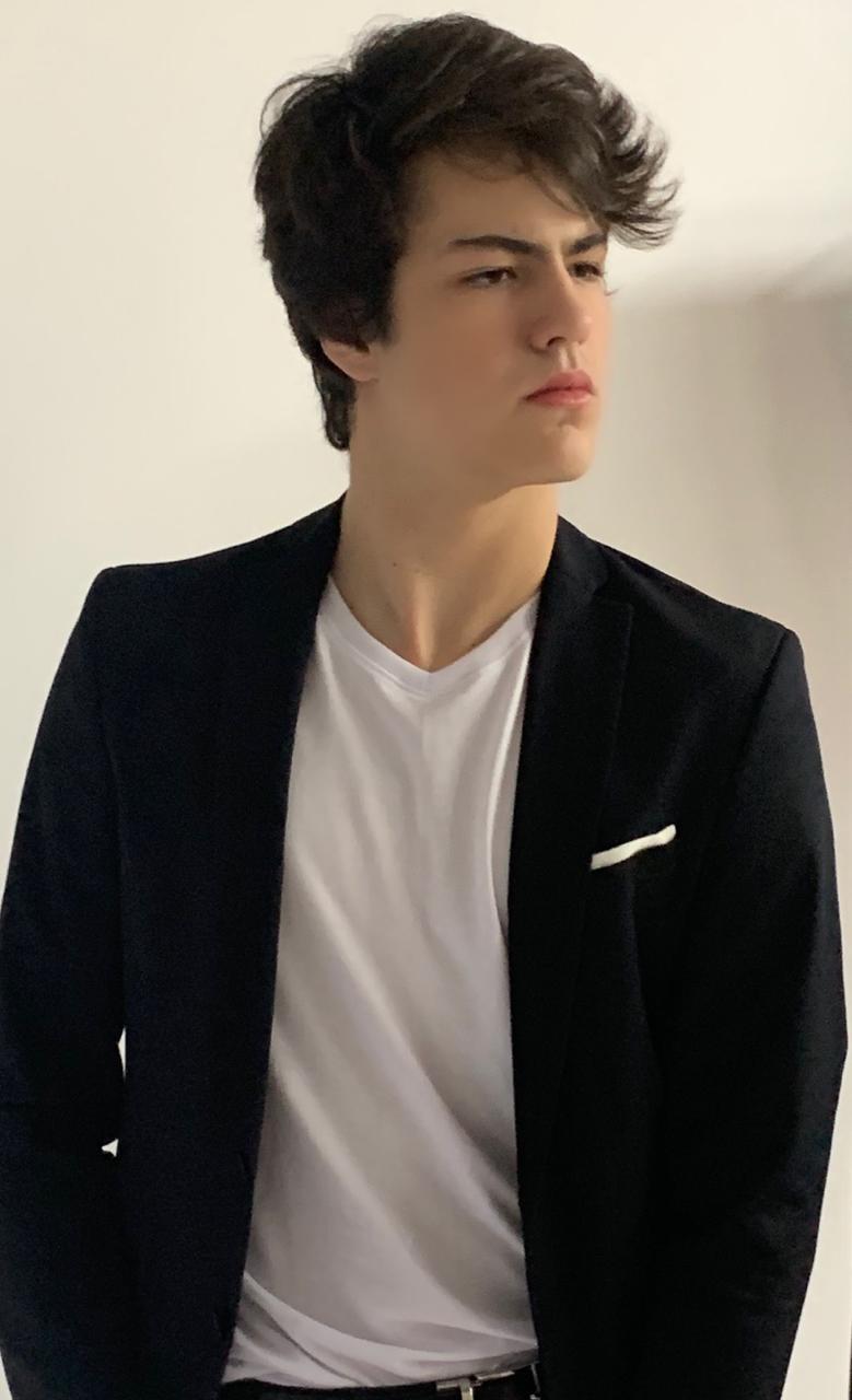 Filho da pantera Nani Machado, Lujan, 15 anos e 1,87 de altura, assinou ontem contrato de um ano com a produtora de modelos, Lux Model. Tem tudo para seguir uma carreira internacional.
