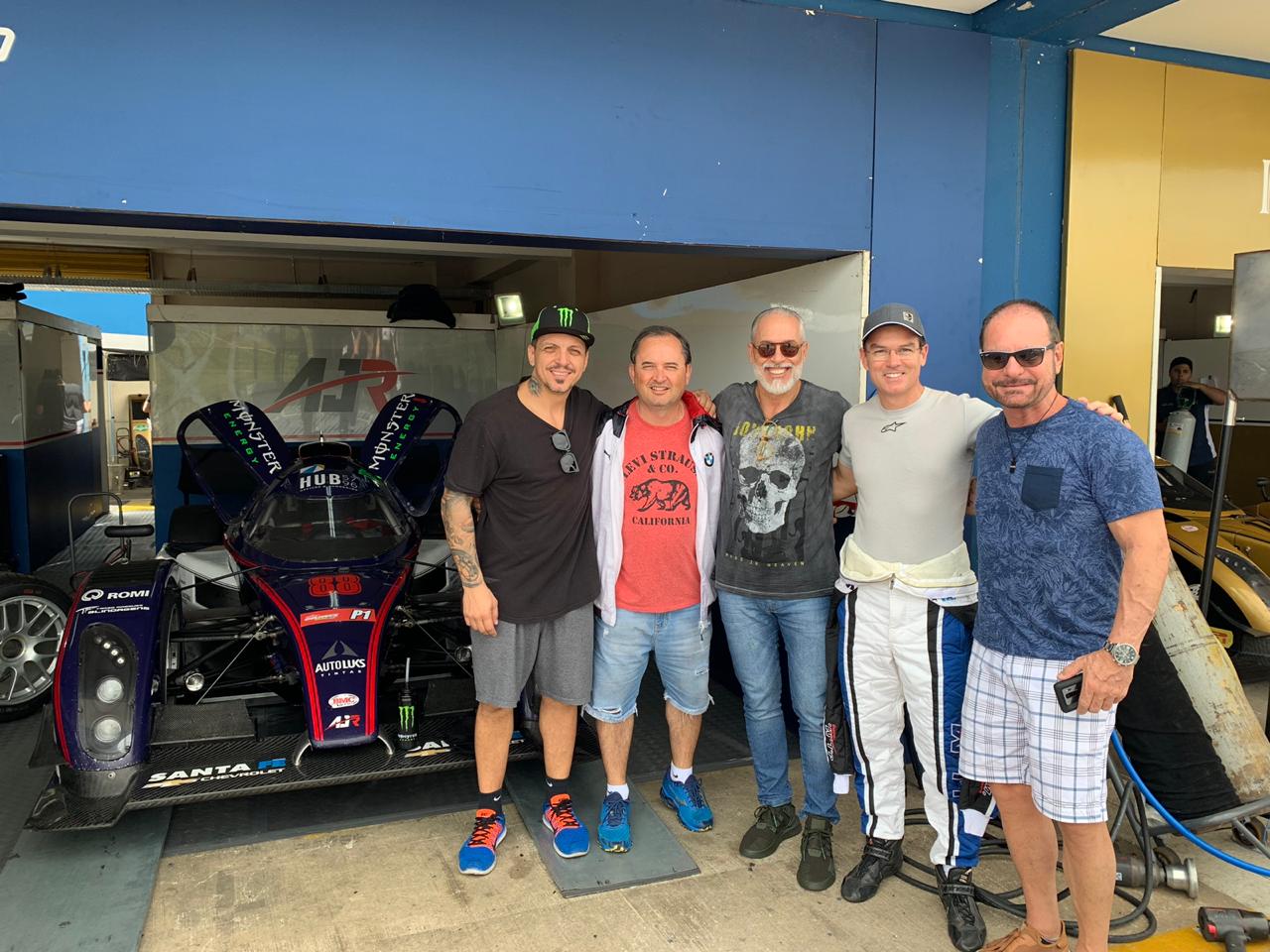 Nosso manezinho Meira Junior (prmeiro da direita) no Império Brasil Endurance, etapa de Goiânia no fim de semana, com os pilotos Tarso Genro, Gernon Matos, Mano Vieira e Vicente Orige ( da nossa Santa Fé Veículos).