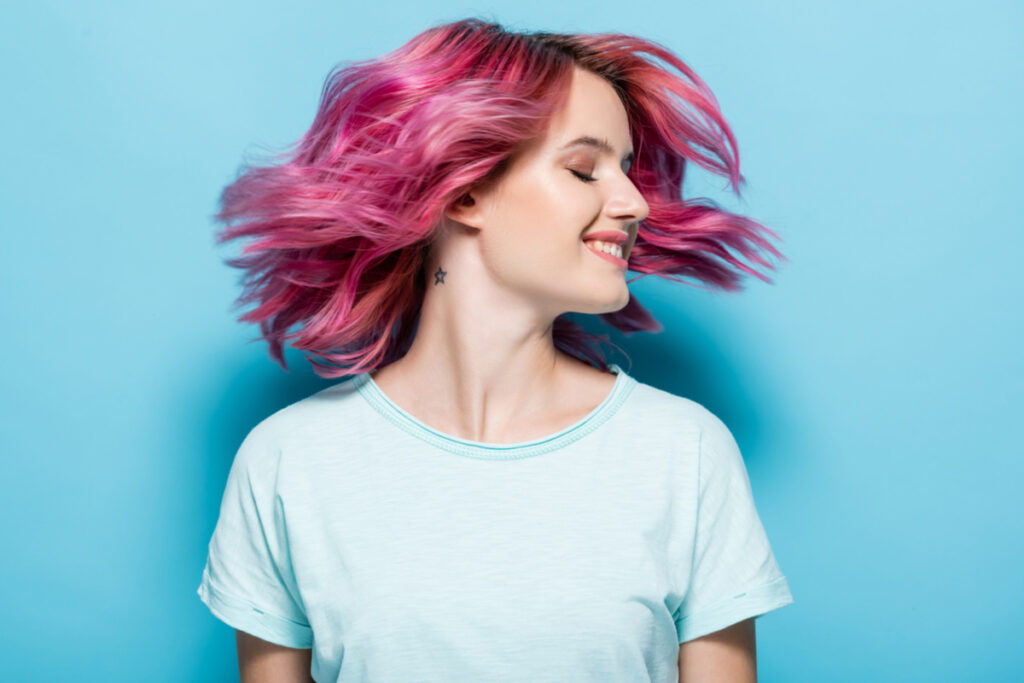 Cabelos coloridos precisam de tratamento para manter a cor Cabelos rosa fantasia