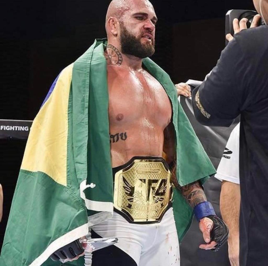 Atleta do Campeche, Giacomo Lemos defenderá seu cinturão de campeão peso-pesado de MMA do evento AFC na Coreia do Sul, no próximo sábado. Nosso manezinho representa as equipes Tonicão Team (Jiu-Jitsu) e Rangel Farias. Giacomo tem a luta no DNA: seu pai e mãe são mestres de judô. E tem tudo para um dia brilhar no octógono do UFC, onde atualmente está Marina Rodriguez, dos Ingleses, e onde muito brilhou o manezinho Thiago Tavares.