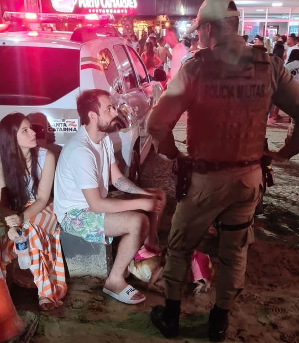 Casal do Paraná relata que passou seis horas ao lado do cãozinho Casal do Paraná relata que passou seis horas ao lado do cãozinho