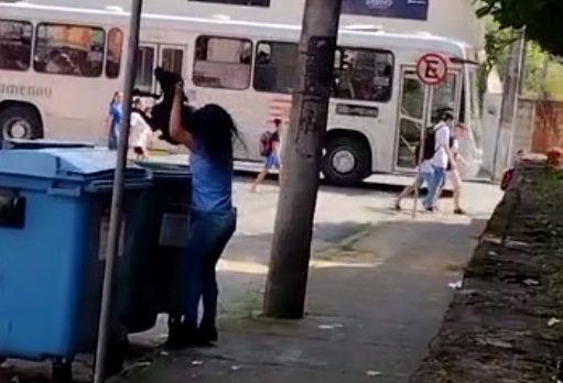 Mulher jogou cachorro no lixo em Blumenau Mulher jogou cachorro no lixo em Blumenau