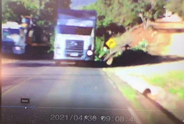 Caminhão ultrapassou em local proibido e atingiu veículo, que seguia no sentido oposto Caminhão ultrapassou em local proibido e atingiu veículo, que seguia no sentido oposto