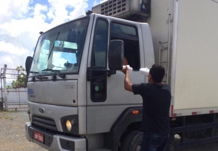 família distribui marmitas a caminhoneiros na BR-470