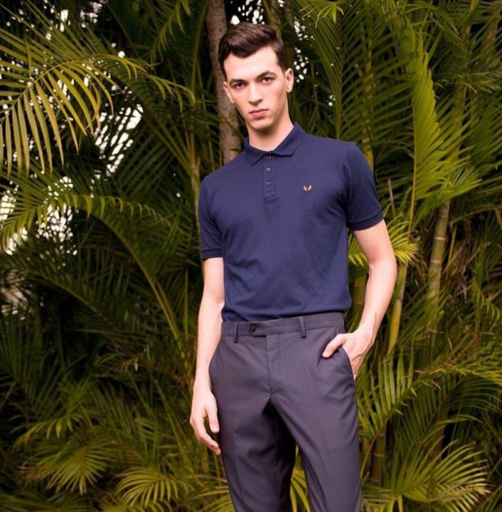 A camisa polo não é feita para ficar larga nem muito apertada A camisa polo não é feita para ficar larga nem muito apertada