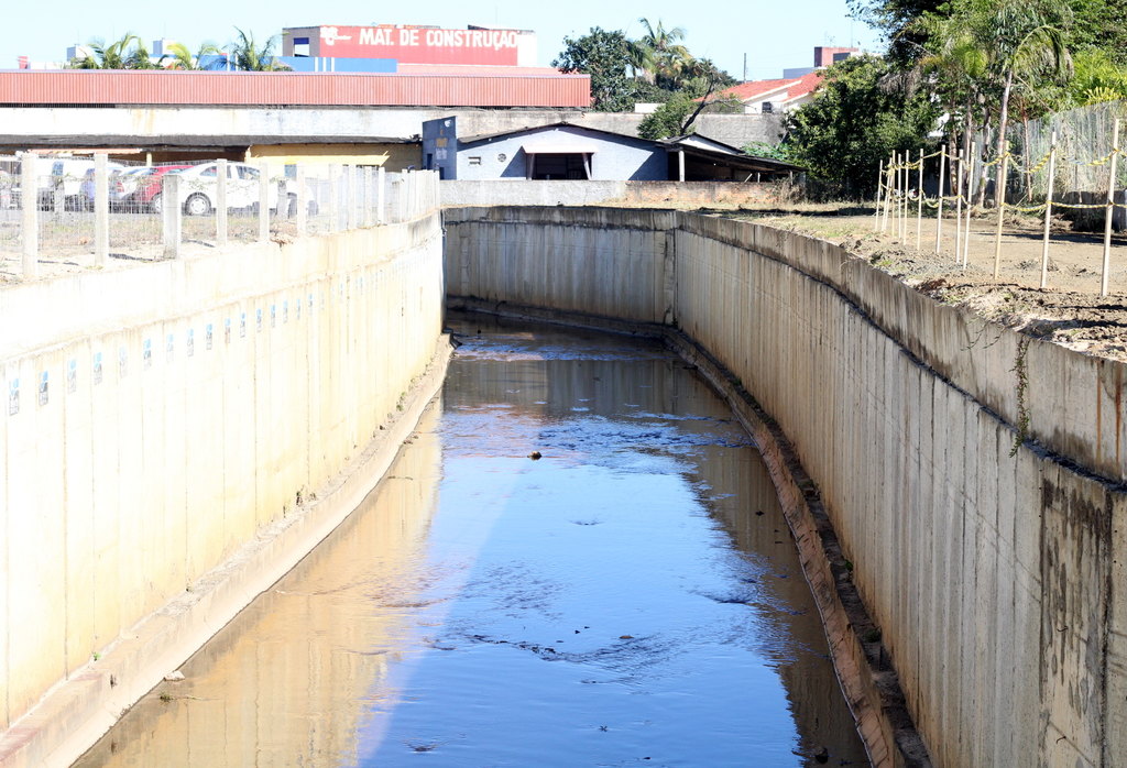 Canal auxiliar serve para conter cheias em Criciúma Canal auxiliar serve para conter cheias em Criciúma