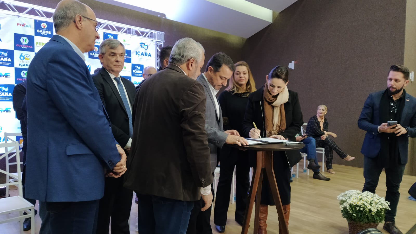 Moisés assina convênios em Içara Moisés assina convênios em Içara