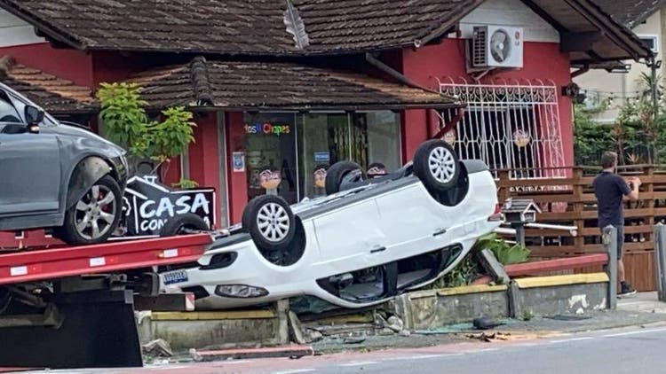 Carro bateu em um pequeno muro e invadiu o pátio de um estabelecimento