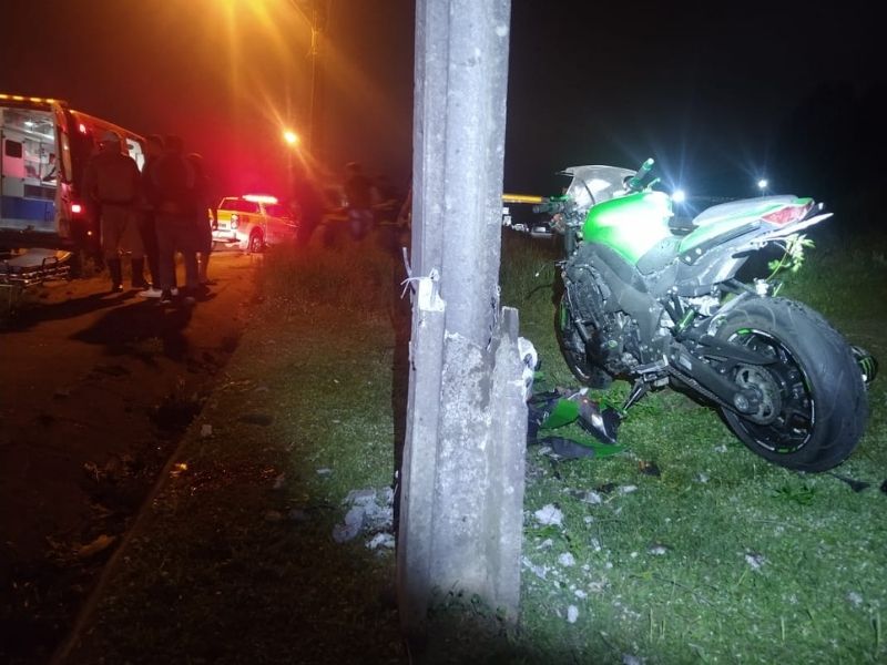 Após bater de frente com o carro, moto foi arremessada contra um poste Após bater de frente com o carro, moto foi arremessada contra um poste