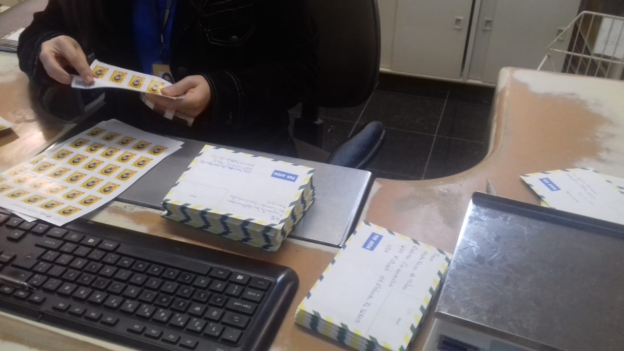 Cartas dos alunos da escola de São José são preparadas para o envio cartas