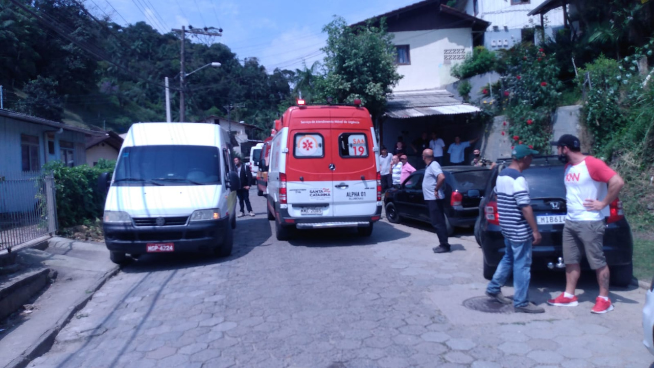 Acidente ocorreu na Rua Araranguá, no Garcia