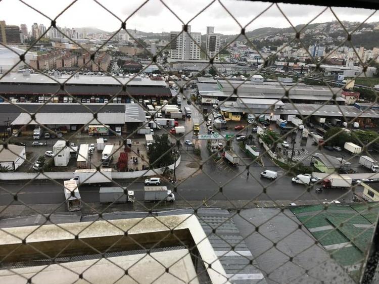 Caminhões chegaram mais cedo na Ceasa nesta segunda-feira Caminhões chegaram mais cedo na Ceasa nesta segunda-feira
