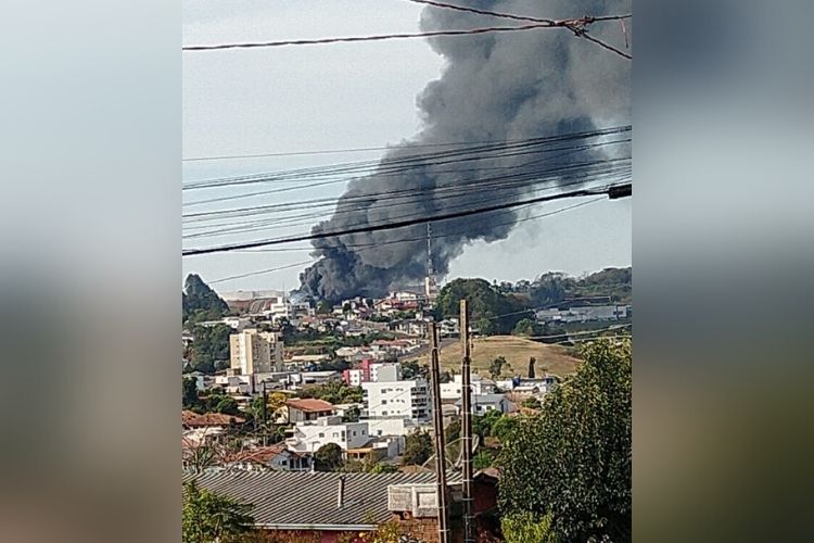 Chamas puderam ser vistas de longe pelos moradores Chamas puderam ser vistas de longe pelos moradores