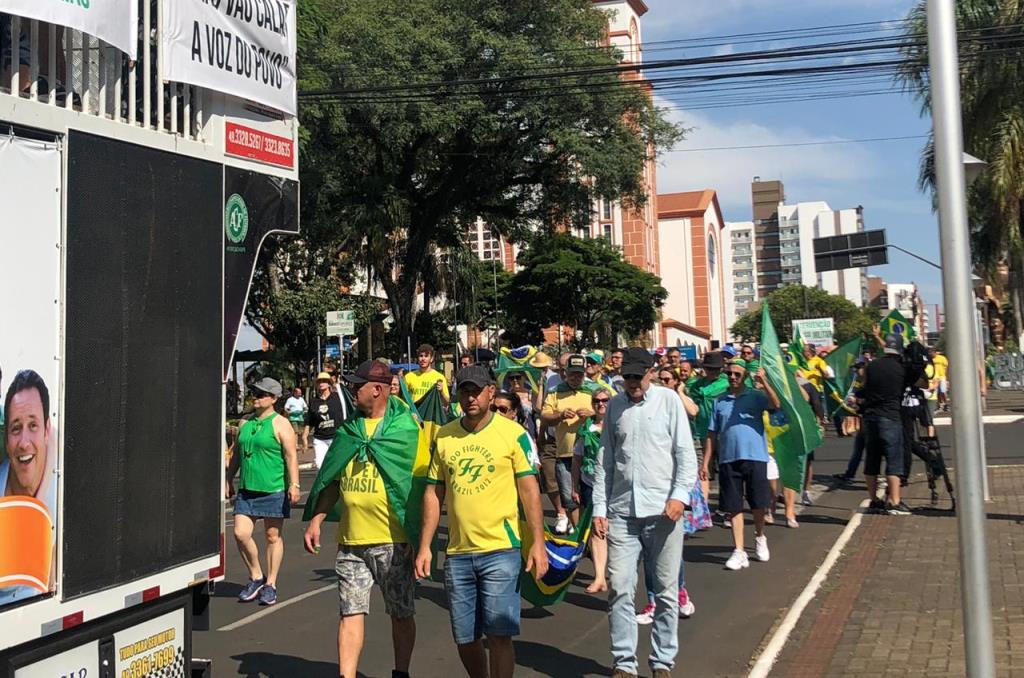 Grupo saiu em passeata pela avenida Getúlio Vargas