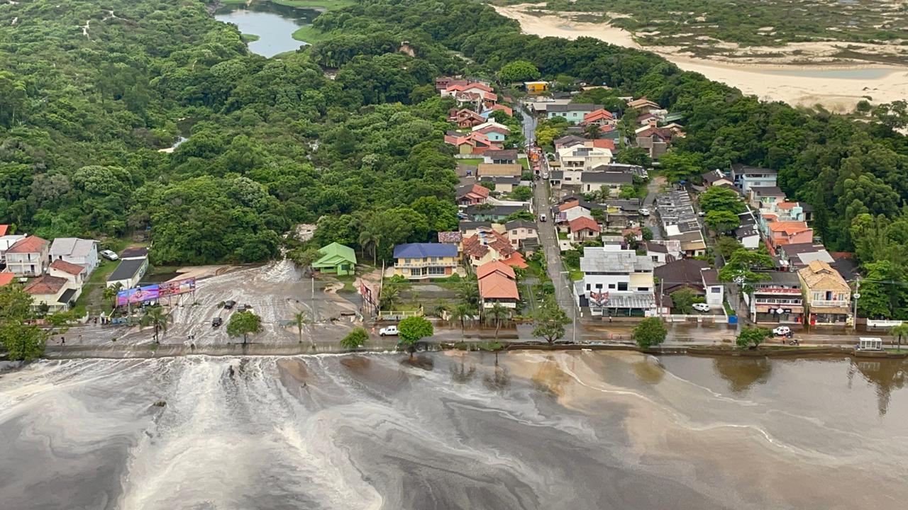 Água que extravasou tomou ruas e desceu em direção à Lagoa da Conceição Alagamento na Lagoa da Conceição