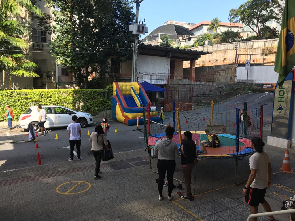 Crianças do IGK brincam enquanto esperam atendimento no Hospital de Olhos Crianças do IGK brincam enquanto esperam atendimento no Hospital de Olhos