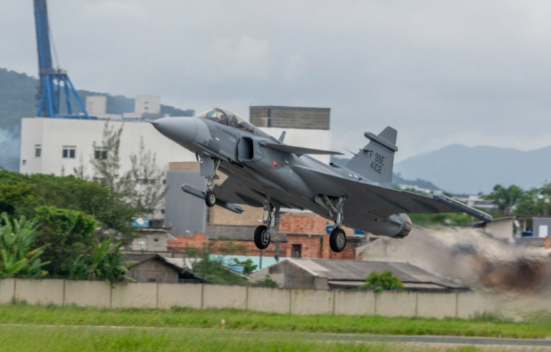 Caças Gripen decolam em Navegantes Caças Gripen decolam em Navegantes