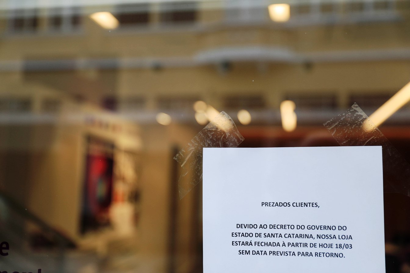 Aviso colocado em vitrine de loja no Centro de Florianópolis alertava para o decreto do governo do Estado, que determinou o fechamento de parte do comércio decreto-governo-fechamento-comercio