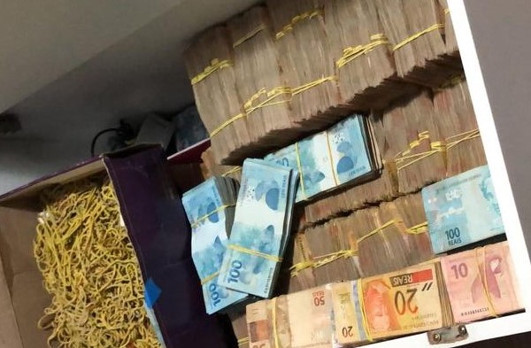 Dinheiro foi apreendido durante a operação Dinheiro foi apreendido durante a operação