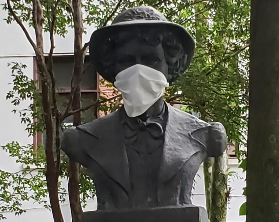 Monumento a Edith Gardner, no Horto-Botânico Edith Gaertner