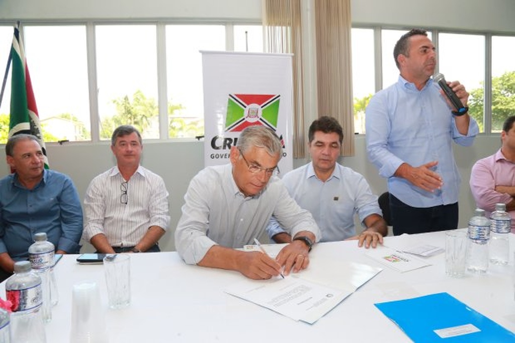 O então governador Eduardo Moreira assinando ato para obra em 2018 O então governador Eduardo Moreira assinando ato para obra em 2018