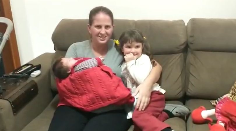 Cecília precisou ser internada com Covid-19 logo após dar à luz e só segurou o filho quase um mês depois Cecília precisou ser internada com Covid-19 logo após dar à luz e só segurou o filho quase um mês depois