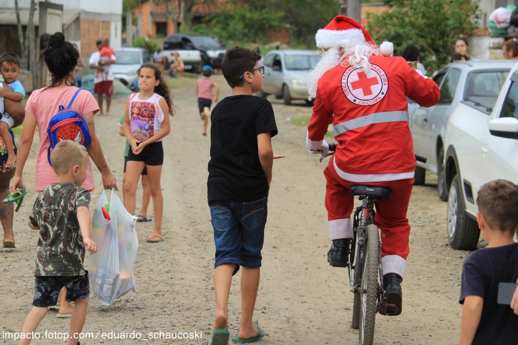 Noel até de bicicleta para se aproximar dos pobres nos bairros Noel até de bicicleta para se aproximar dos pobres nos bairros